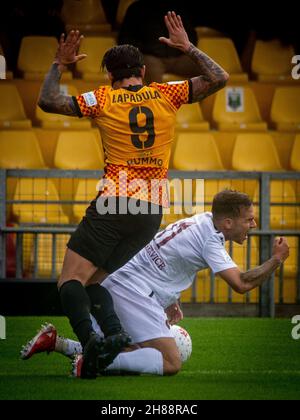 Ricci Federico (Reggina) ostacolato da Lapadula Gianluca (Benevento) durante Benevento Calcio vs Reggina 1914, partita di calcio italiana Serie B a Benevento, Italia, novembre 27 2021 Foto Stock