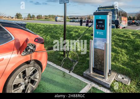 Punto di ricarica per veicoli elettrici presso il National Trust for Scotland's Culloden Battlefieds Visitor Center Foto Stock