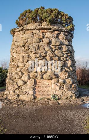 Memorial cairn presso il National Trust for Scotland Culloden Battlefields and Visitor Center, dove ebbe luogo la battaglia di Culloden nel 1746 Foto Stock