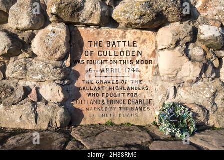 Memorial cairn presso il National Trust for Scotland Culloden Battlefields and Visitor Center, dove ebbe luogo la battaglia di Culloden nel 1746 Foto Stock