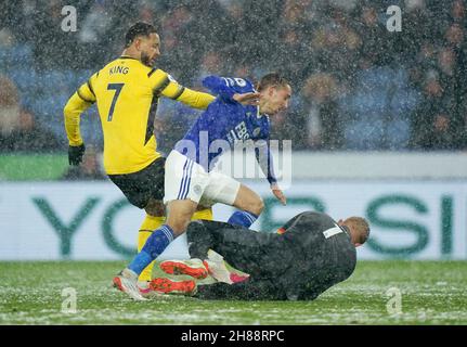 Il portiere di Leicester City Kasper Schmeichel (a destra) e il re Joshua di Luke Thomas Thwart Watford durante la partita della Premier League al King Power Stadium di Watford. Data foto: Domenica 28 novembre 2021. Foto Stock