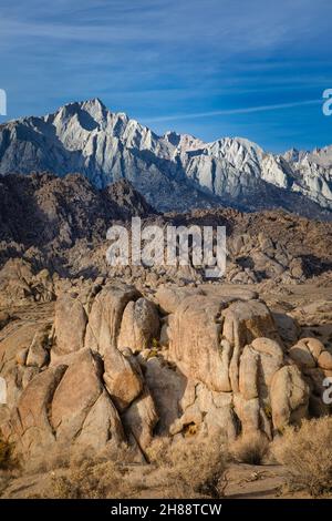 Il picco di Lone Pine sorge dalle Alabama Hills a est di Lone Pine nelle montagne della Sierra Nevada in California. Foto Stock