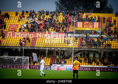 Benevento, Italia. 27 novembre 2021. Tifosi di Benevento durante Benevento Calcio vs Reggina 1914, partita di calcio italiana Serie B a Benevento, Italia, Novembre 27 2021 Credit: Independent Photo Agency/Alamy Live News Foto Stock