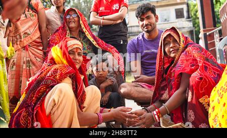 21 novembre 2021 Reengus, Rajasthan, India. Lo sposo indiano con i suoi membri della famiglia. Cerimonia nuziale rurale indiana. Foto Stock