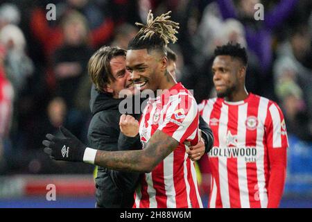 Thomas Frank manager di Brentford festeggia con Ivan Toney #17 di Brentford che ha segnato il gol Foto Stock