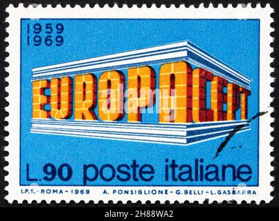 ITALIA - CIRCA 1969: Un francobollo stampato in Italia mostra Europa CEPT 1969, Architectural Type Colonnade, circa 1969 Foto Stock