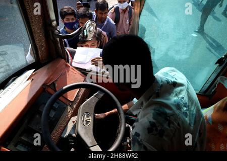 Nayeem Hasan, uno studente del secondo anno del Notre Dame College, è stato ucciso in un incidente stradale da un dumpster carrier truck della Dhaka South City Corporation. In questo contesto, gli studenti di diversi college di Dhaka si sono presi sul posto per le strade per chiedere giustizia. Migliaia di studenti hanno bloccato alcuni punti principali della città di Dhaka per richiedere la sicurezza stradale. Il loro movimento continuerà fino a quando non verrà presa una decisione dal governo. Gli studenti stanno controllando i documenti di trasporto pubblici, privati e governativi e la patente di guida. Stanno controllando anche i veicoli della polizia. (Foto di Syed Mahabubul Kader/Pacific Press) Foto Stock