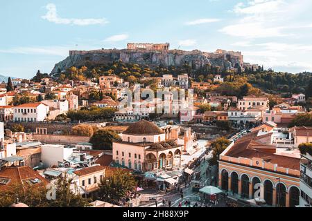 Tramonto dell'ora d'oro nel cuore della città vecchia di Atene, catturando Piazza Monastiraki, l'Acropoli di Atene e la Moschea Tzisdarakis. Foto Stock