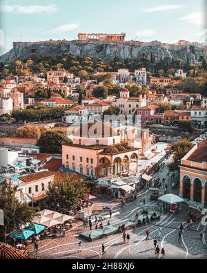 Tramonto dell'ora d'oro nel cuore della città vecchia di Atene, catturando Piazza Monastiraki, l'Acropoli di Atene e la Moschea Tzisdarakis. Foto Stock