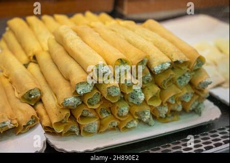 Cucina italiana, pancake freschi fatti in casa ripieni con ricotta e spinaci verdi pronti per cucinare, Parma, Emilia Romagna, Italia Foto Stock