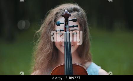 Ritratto di una giovane ragazza con il suo violino. Foto Stock