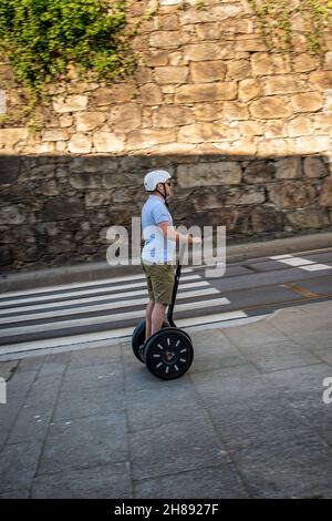 Uomo a cavallo segway a Porto, Portogallo. Foto Stock