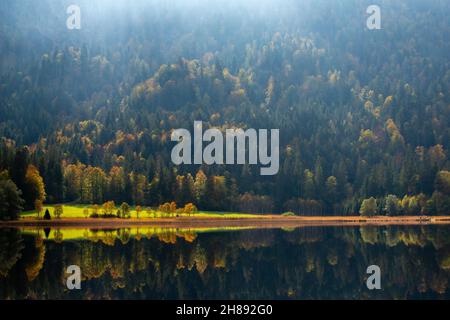 Lago Weitsee in autunno stagione in controluce con fantastica luce solare, Reit im Winkl, regione di Chiemgau, alta Baviera, Germania meridionale, Foto Stock