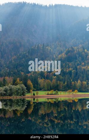 Lago Weitsee in autunno stagione in controluce con fantastica luce solare, Reit im Winkl, regione di Chiemgau, alta Baviera, Germania meridionale, Foto Stock