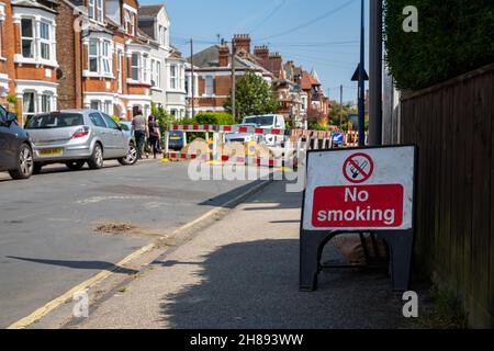 Felixstowe Suffolk UK Giugno 03 2021: Un segno di non fumare in strada mentre le opere di gas sono effettuate su una linea mineraria che rifornisce le case vicine Foto Stock