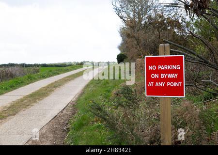 Cartello "No parking on byway at any point" in campagna Foto Stock