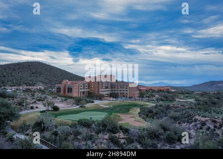 JW Starr Pass Marriott circondato da campi da golf e montagne. Foto Stock