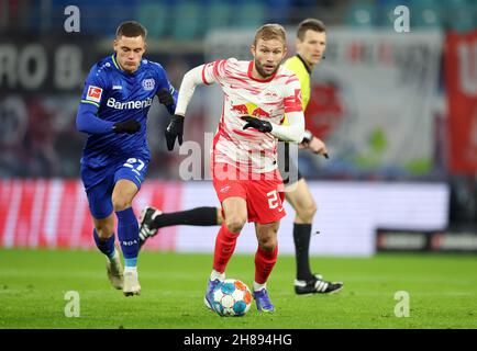 Lipsia, Germania. 28 novembre 2021. Football, Bundesliga, RB Leipzig - Bayer Leverkusen, Matchday 13 alla Red Bull Arena. Konrad Laimer di Lipsia (r) e Florian Wirtz di Leverkusen lottano per la palla. NOTA IMPORTANTE: In conformità con le norme della DFL Deutsche Fußball Liga e della DFB Deutscher Fußball-Bund (Associazione tedesca di calcio), è vietato utilizzare o utilizzare fotografie scattate nello stadio e/o della partita sotto forma di immagini di sequenza e/o di serie fotografiche video-simili. Credit: Jan Woitas/dpa/Alamy Live News Foto Stock