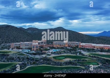 JW Starr Pass Marriott circondato da campi da golf e montagne. Foto Stock