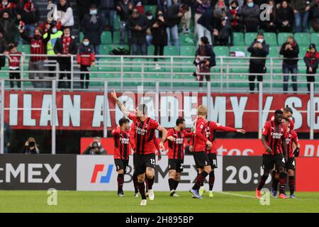 Milano, Italia. 28 novembre 2021. Alessio Romagnoli di AC Milan festeggia dopo aver segnato un gol durante la Serie Una partita di calcio 2021/22 tra AC Milan e US Sassuolo allo Stadio Giuseppe Meazza di Milano il 28 novembre 2021 Credit: Independent Photo Agency/Alamy Live News Foto Stock