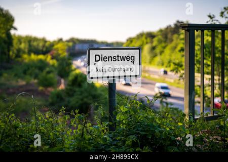 Segnale: Dienstweg kein Durchgang (tedesco per: Percorso di servizio, nessun passaggio), visto vicino all'autostrada a Ratingen, Nord Reno-Westfalia, Germania Foto Stock