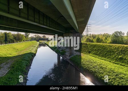 Situato sotto il ponte autostradale, si affaccia sul fiume Emscher a Bottrop, Nord Reno-Westfalia, Germania Foto Stock