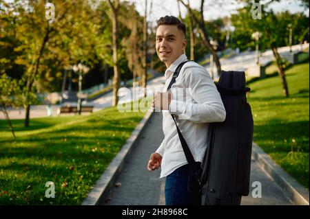 Il giovane sassofonista tiene il sassofono in caso Foto Stock