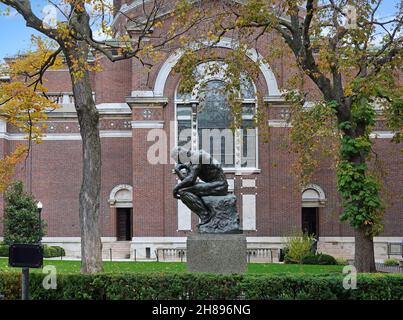 New York City, USA - 15 novembre 2021: Rodin's 'The Thinker' di fronte al Philosophy Building della Columbia University di Manhattan, un autorizzato Foto Stock