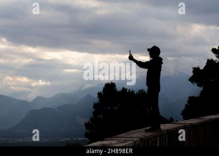 Giovane che fa selfie con un paesaggio. Videochiamate. Foto Stock