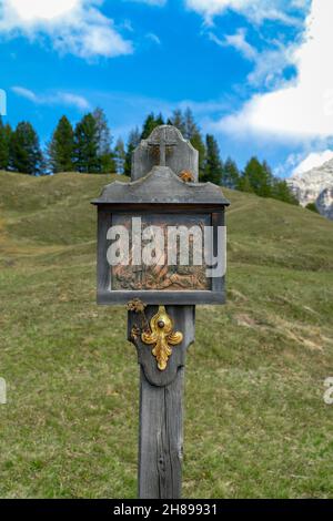 Un santuario storico sul percorso escursionistico che si trova all'estremità del monte Sasso di Santa Croce in alta Badia in Alto Adige Foto Stock