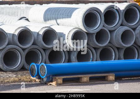 Fognature per calcestruzzo, tubi di grondaie per edilizia industriale. Foto Stock