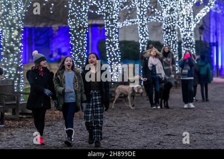 Londra, Regno Unito. 28 novembre 2021. Le luci sono ora accese per Natale a Kenwood House per il 2021. Credit: Guy Bell/Alamy Live News Foto Stock