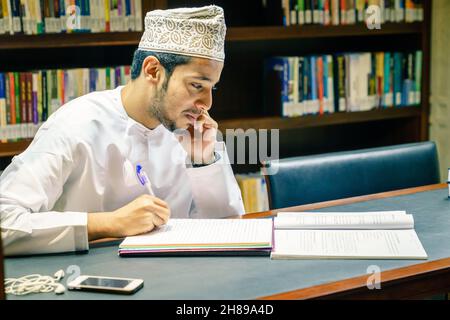 4 dicembre 2016, Muscat, Oman: Un giovane musulmano sta studiando alla biblioteca Muhammad al-Amin della moschea Foto Stock