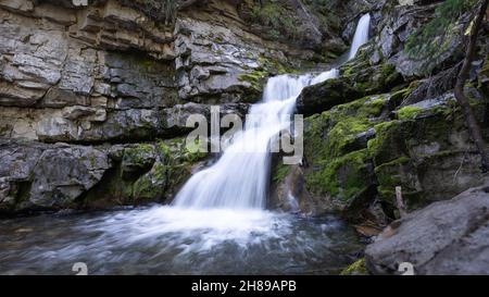 Piccola cascata nascosta in una foresta, Canadian Rockies, Canada Foto Stock