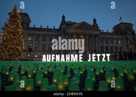 Berlino, Germania. 28 novembre 2021. I manifestanti hanno inoltre ritenuto la coalizione semafori responsabile della crisi di confine tra Bielorussia e Unione europea a Berlino il 28 novembre 2021. (Foto di Michael Kuenne/PRESSCOV/Sipa USA) Credit: Sipa USA/Alamy Live News Foto Stock