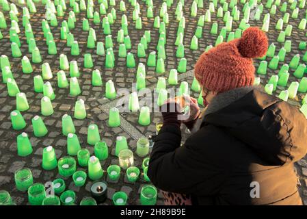 Berlino, Germania. 28 novembre 2021. Le proteste all'edificio del Reichstag di Berlino arrivano quando migliaia di migranti, compresi i bambini, sono stati lasciati congelare in una terra di nessun uomo boschita tra Bielorussia e Polonia. Protesta a Berlino il 28 novembre 2021. (Foto di Jakub Podkowiak/PRESSCOV/Sipa USA) Credit: Sipa USA/Alamy Live News Foto Stock