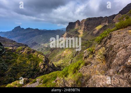 Nuvole scure sulla valle di Masca, Tenerife, Isole Canarie Foto Stock