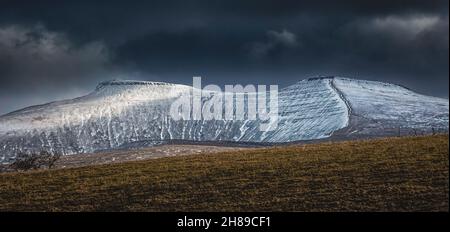 Montagne di Brecon Beacons coperte di neve nel Galles del Sud, Regno Unito, che mostrano le cime gemelle di Penyfan e Corn Du Foto Stock