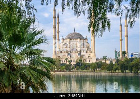 Sabanci Moschea Centrale ad Adana, Turchia, sul fiume Seyhan. Una delle moschee più grandi della Turchia con 6 minareti. Foto Stock