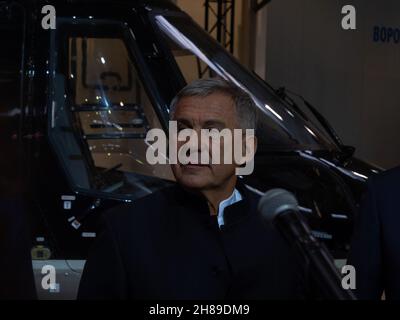 Kazan, Russia. 12 novembre 2021. Presidente della Repubblica del Tatarstan Rustam Minnikhanov. Impianto di elicotteri a Kazan. Foto Stock