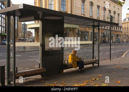 In attesa di un autobus. Foto Stock