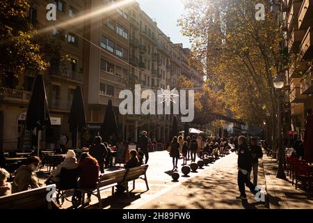 Spagna. 26 novembre 2021. La gente cammina nell'Avenida Gaudì sotto le decorazioni natalizie, con la chiesa della Sagrada Famila sullo sfondo a Barcellona, in Spagna, il 26 novembre 2021. (Foto di Davide Bonaldo/Sipa USA) Credit: Sipa USA/Alamy Live News Foto Stock