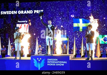 Da sinistra; Malin Baryard-Johnsson di Svezia piazzato secondo, Henrik von Eckermann di Svezia vinse e Marlon Modolo Zanotelli di Brasile piazzò terzo al Grand Prix jumping evento durante il Sweden International Horse Show alla Friends Arena di Solna, Stoccolma, Svezia, il 28 novembre 2021.Foto: Jessica Gow / TT / codice 10070 Foto Stock