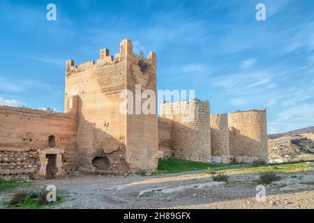 Almeria, Spagna. Mura e torri di mura difensive medievali chiamate Castillo de San Cristobal Foto Stock