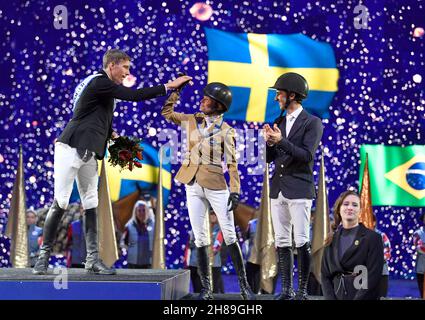 Da sinistra; vinse Henrik von Eckermann di Svezia, Malin Baryard-Johnsson di Svezia piazzò secondo e Marlon Modolo Zanotelli del Brasile piazzò terzo al Grand Prix jumping durante il Sweden International Horse Show presso la Friends Arena di Solna, Stoccolma, Svezia, il 28 novembre 2021.Foto: Jessica Gow / TT / codice 10070 Foto Stock