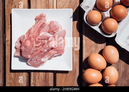 Alimenti sani ricchi di proteine animali, carne cruda e uova. Foto Stock