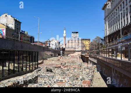 Sofia, Bulgaria - 4 marzo 2020: La Moschea Banya Bashi nella capitale bulgara. Centro della città con le rovine di Serdica, cielo azzurro chiaro Foto Stock