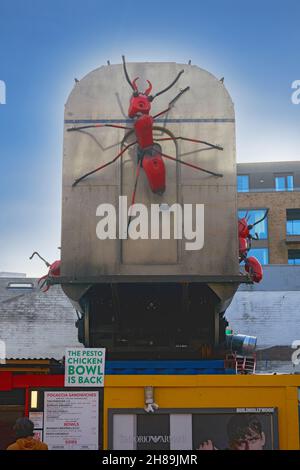 scultura bermondsey Blue Moon di Joe Rush e The Mutoid Waste Co Foto Stock