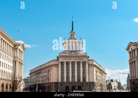 Sofia, Bulgaria - 13 marzo 2020: Ufficio Casa dell'Assemblea Nazionale, ex Casa del Partito Comunista bulgaro situato sull'Indipendenza Foto Stock