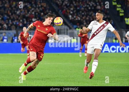 Roma, Italia. 28 novembre 2021. Nicolo' Zaniolo (AS Roma) Gleison Bremer (Torino FC) durante il Campionato Italiano di Calcio una partita 2021/2022 tra AS Roma e Torino FC allo Stadio Olimpico di Roma il 28 novembre 2021. Credit: Independent Photo Agency/Alamy Live News Foto Stock